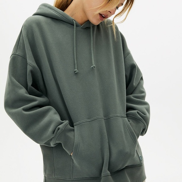 aritzia boyfriend hoodie
